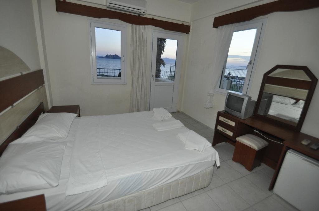 Ado Beach Hotel ทูร์กุทริส ภายนอก รูปภาพ